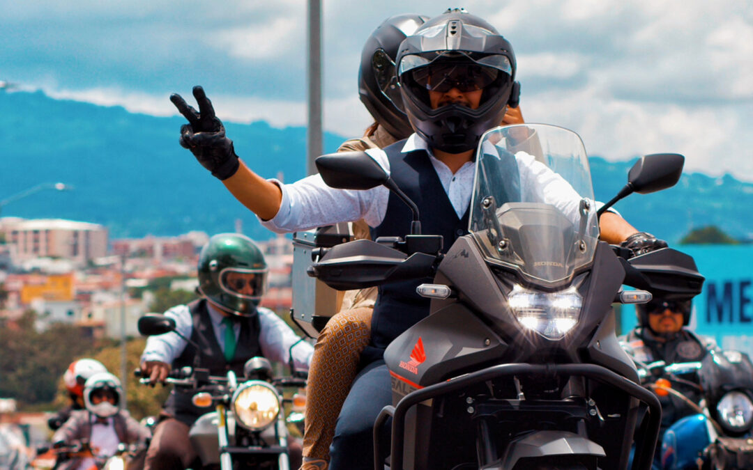 El Valor del Saludo Motorizado en la Carretera